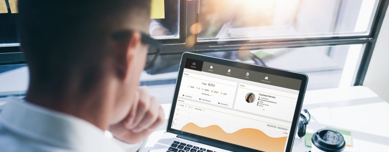 En person, der arbejder med eCare