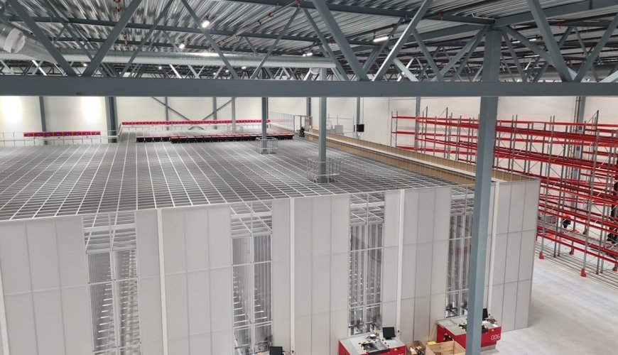 A photo showing the work stations of the automated storage installation in Vestby.