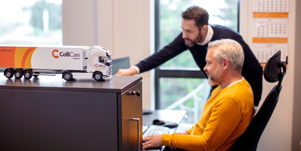 working in office (2)